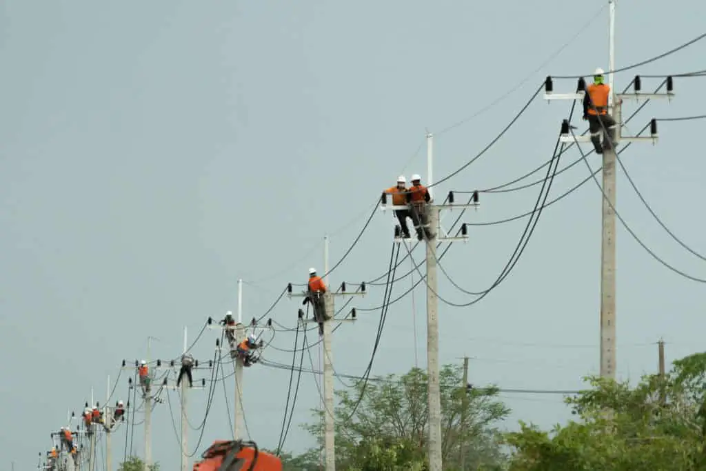 What are the challenges of being a lineman?